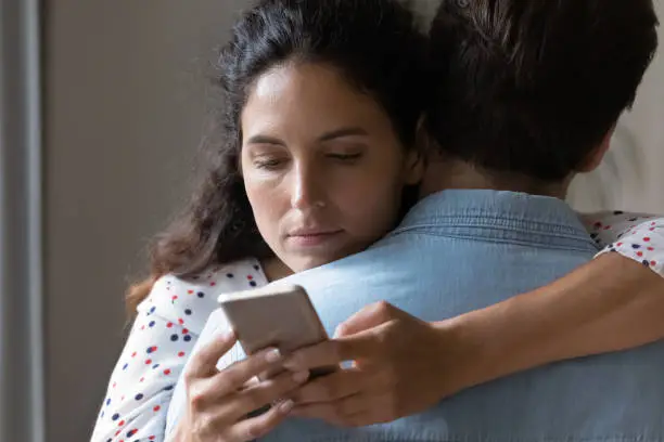 Tradimenti e social media: comportamenti sospetti a Viterbo
